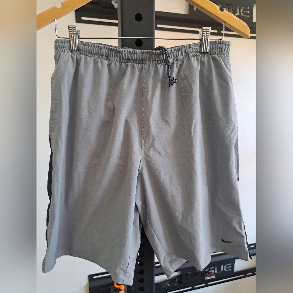 NIKE dry fit men's medium  lined running shorts